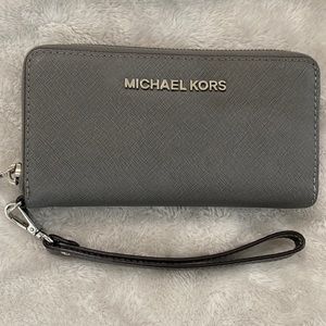 Beautiful Michael Kors Wrist Wallet